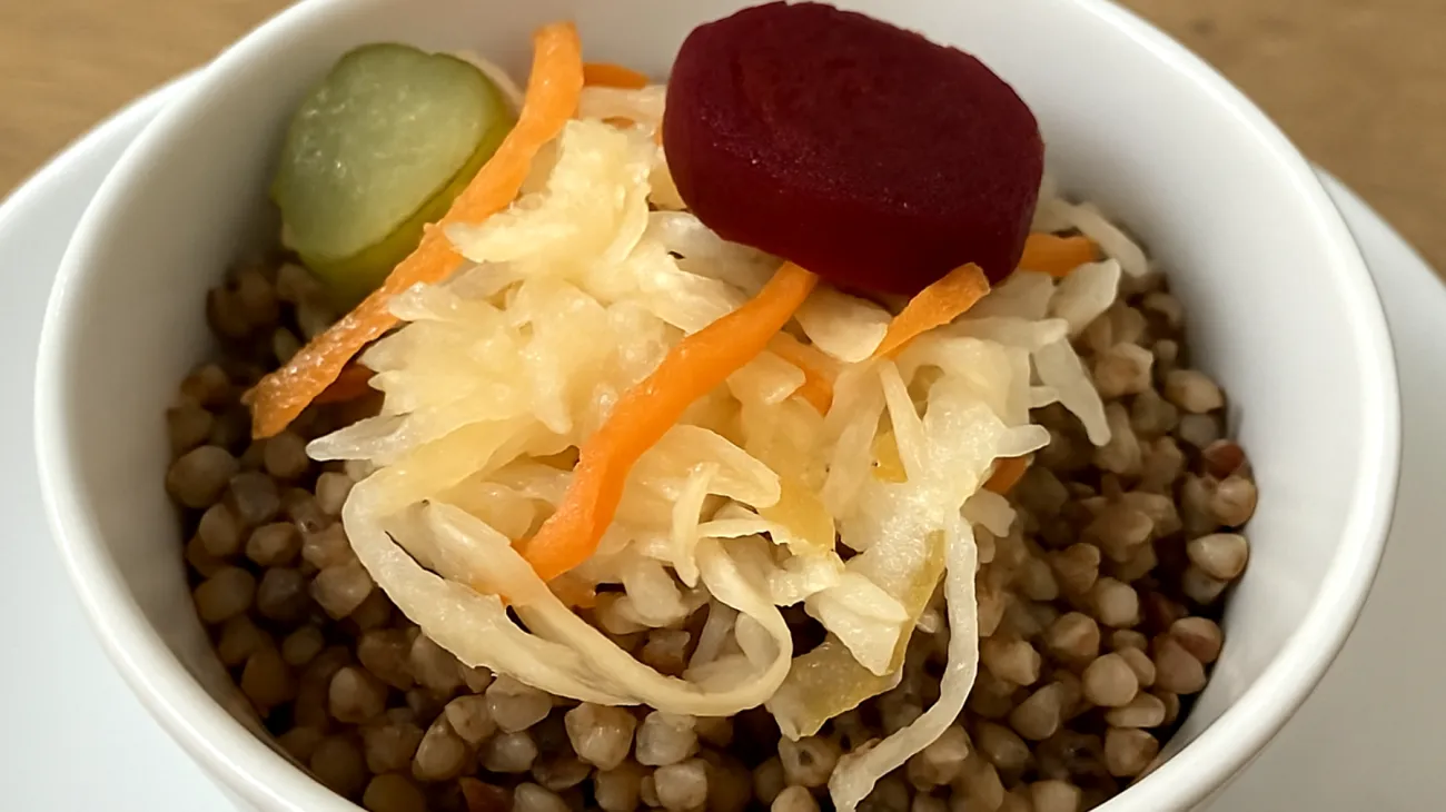 Insalata di grano saraceno con verdure fermentate"