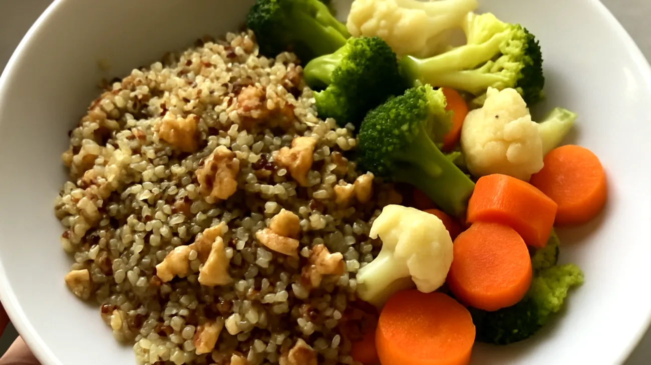 Quinoa con semi di canapa, noci e verdure a vapore"