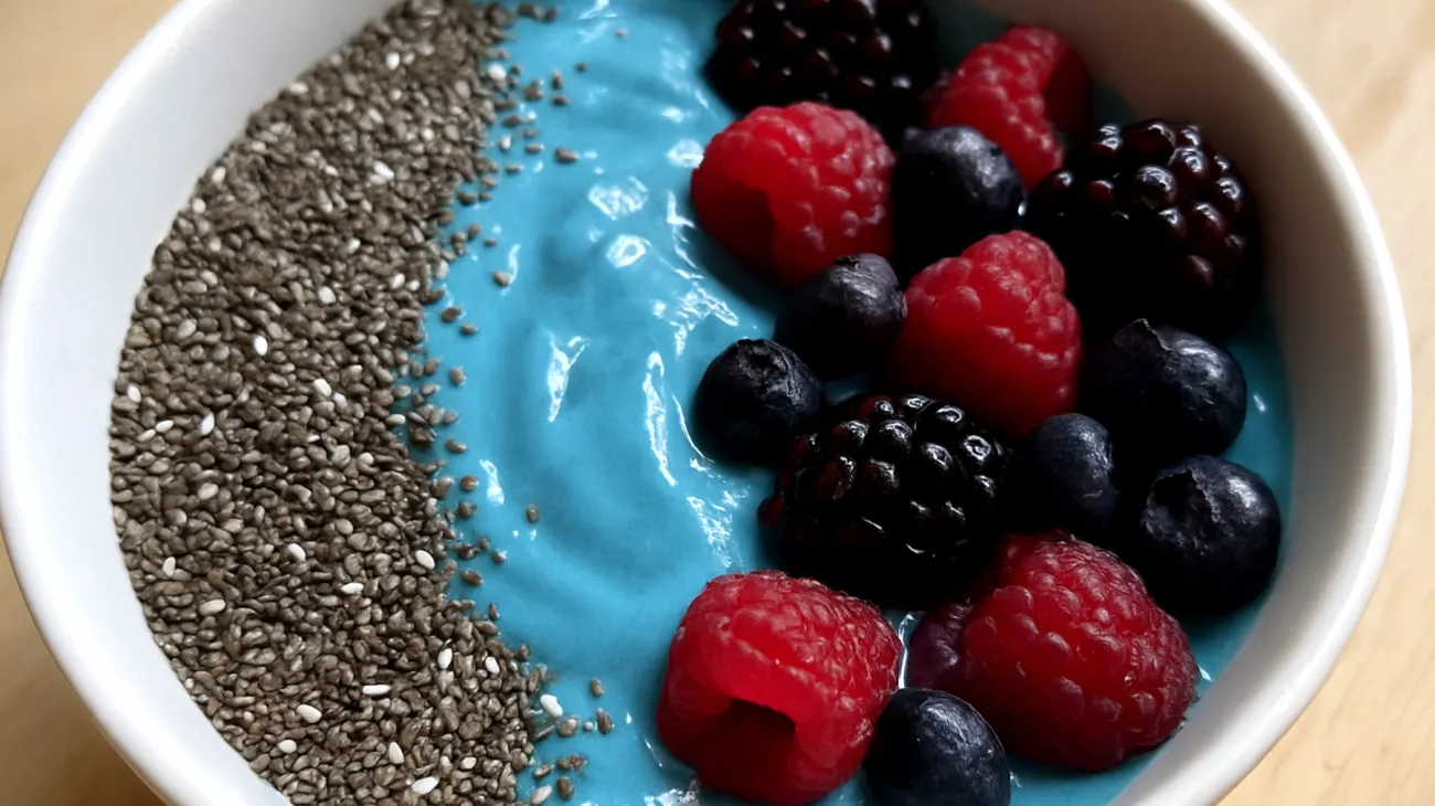 Smoothie bowl con spirulina, semi di chia e frutti rossi"
