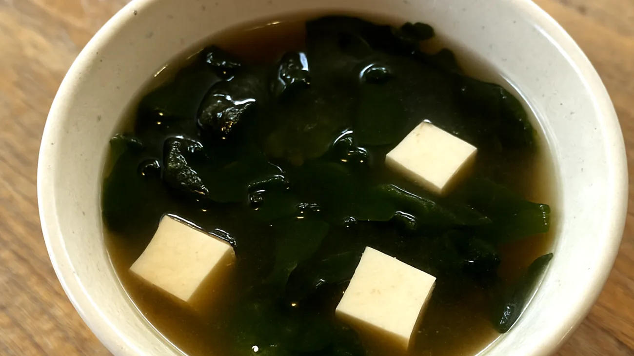 Zuppa di miso con alghe wakame e tofu"