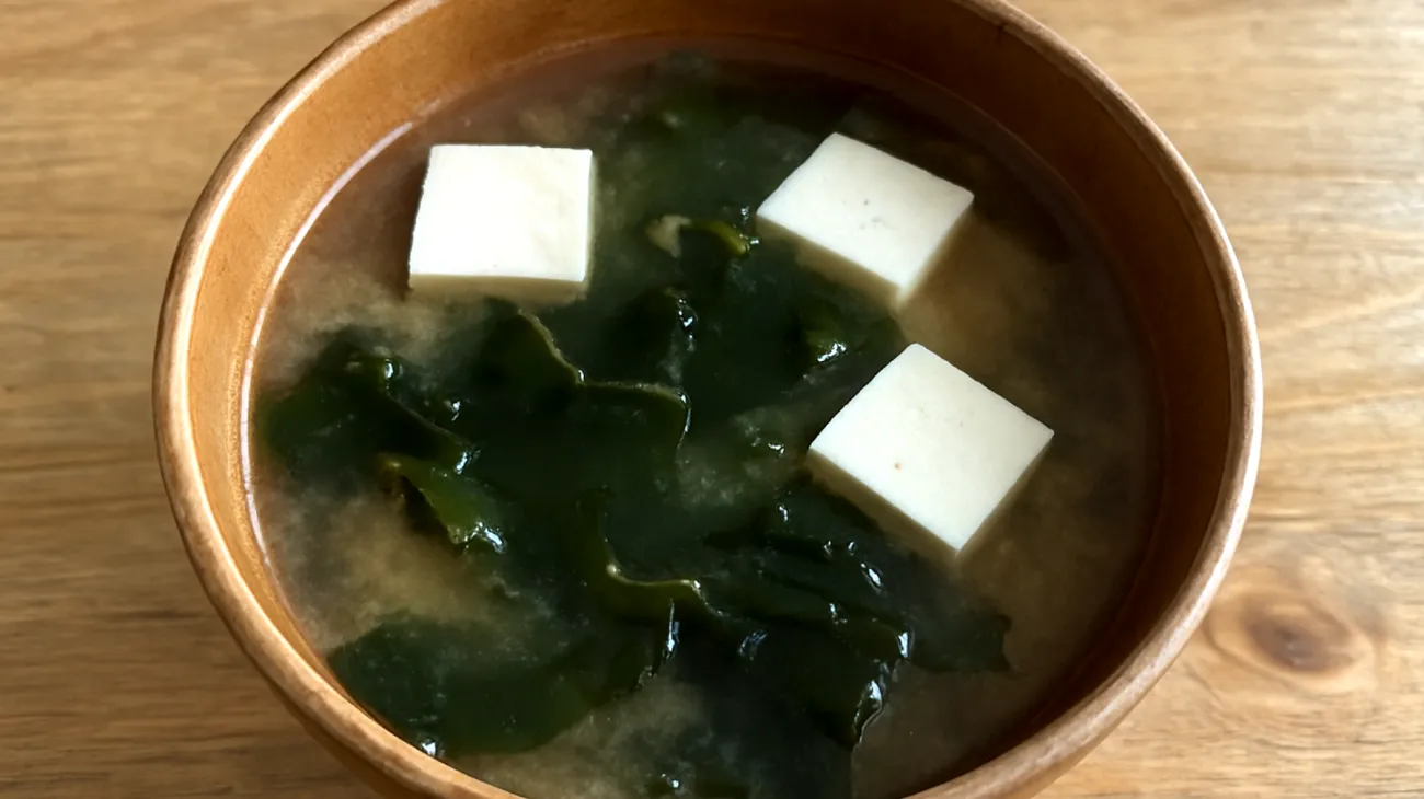 Zuppa di miso con alghe wakame e tofu"
